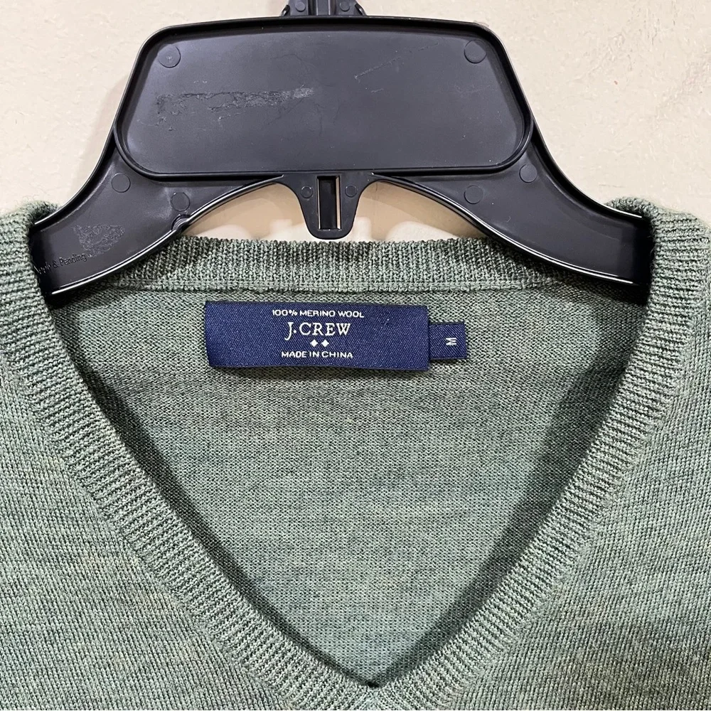J.Crew Men's 100% Merino Wool V-Neck Sweater Olive Green sz medium EUC